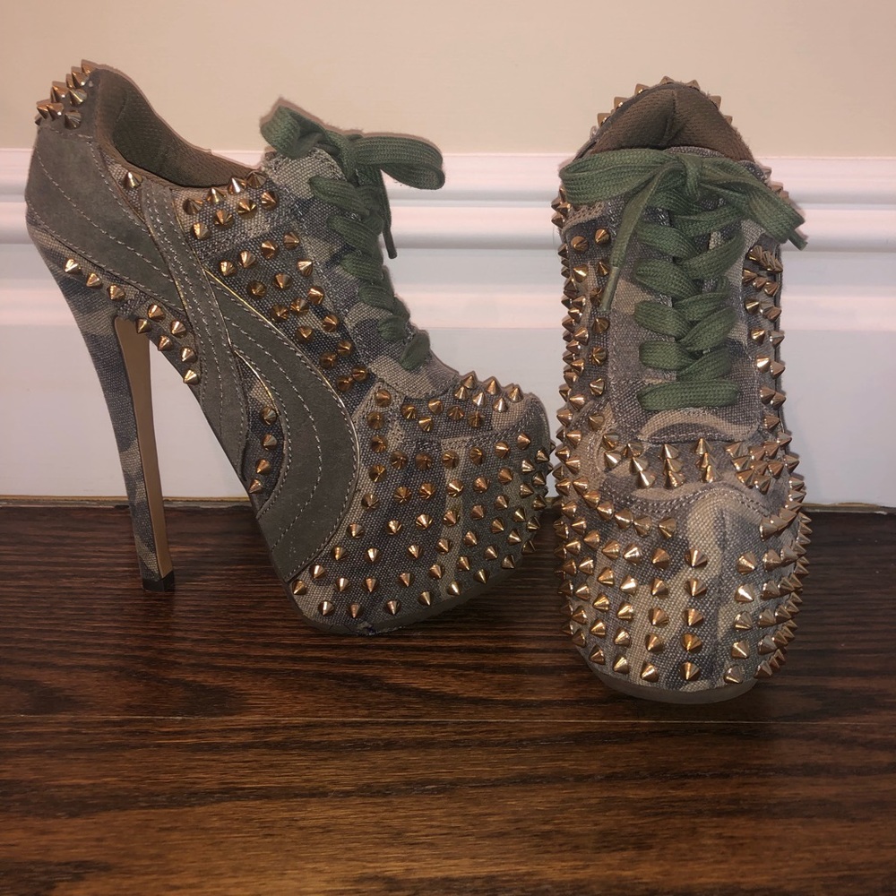 Camo studded pump